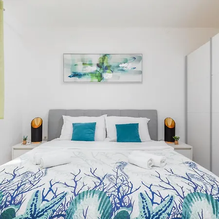 Lovely In With Wifi דירה