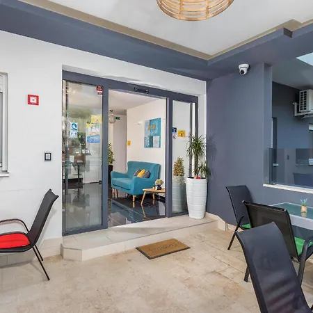 Lovely In With Wifi דירה