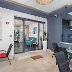 Gorgeous In With Wifi Apartment
